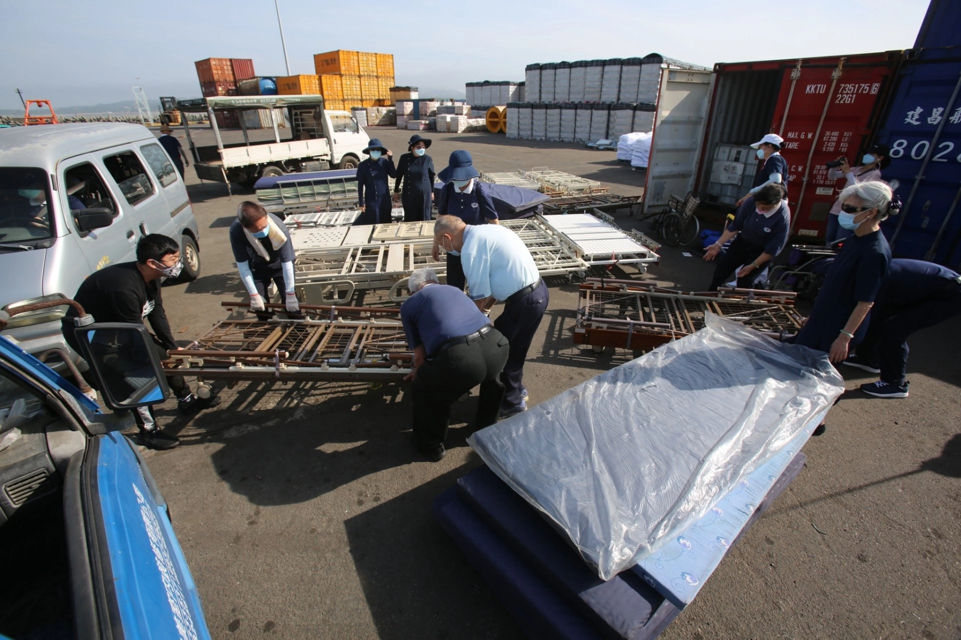 金門慈濟成立輔具平台,7月從料羅港碼頭卸貨裝車、搬運輔具。陳宥安前往協助搬抬輔具、細心擦拭。
