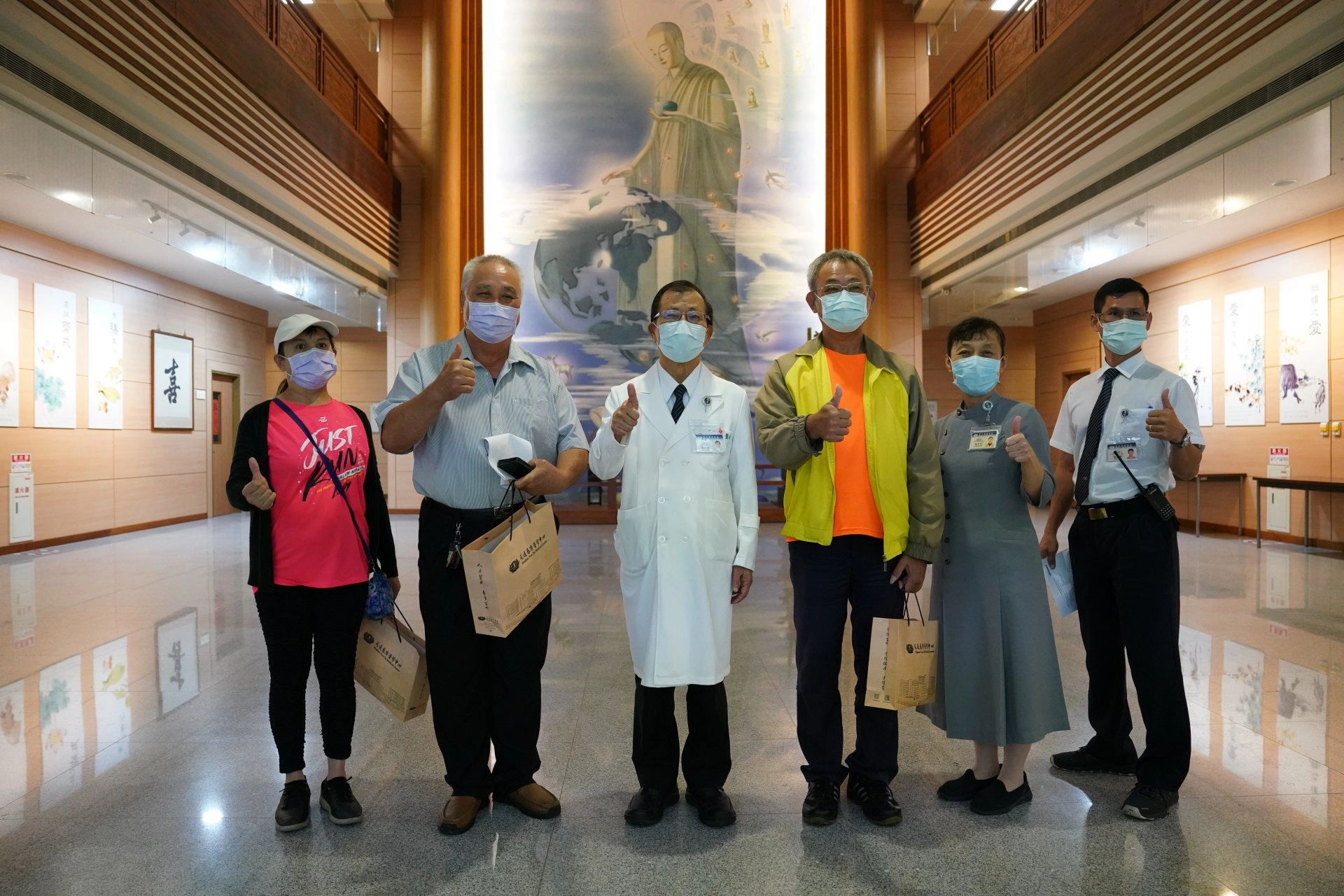 9月26日下午，吳彬安副院長(左三)致贈結緣品感恩十一位協助醫師接駁的計程車司機，三位代表分別是鄧達正（左二）、黃晴純（左一）、余孟學（右三）。