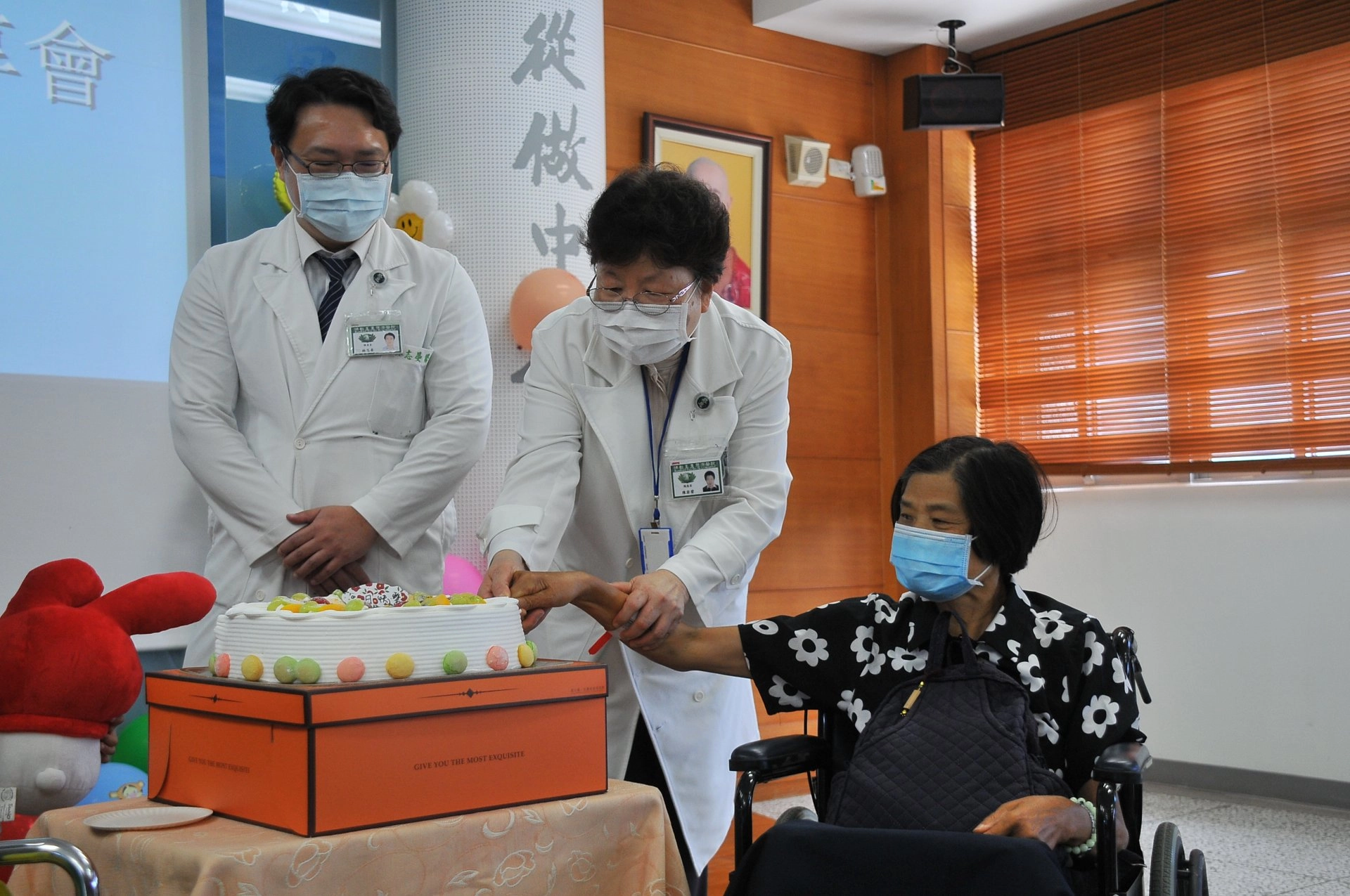 陳岩碧院長握著袁阿姨的手,切下代表重生喜悅的蛋糕。