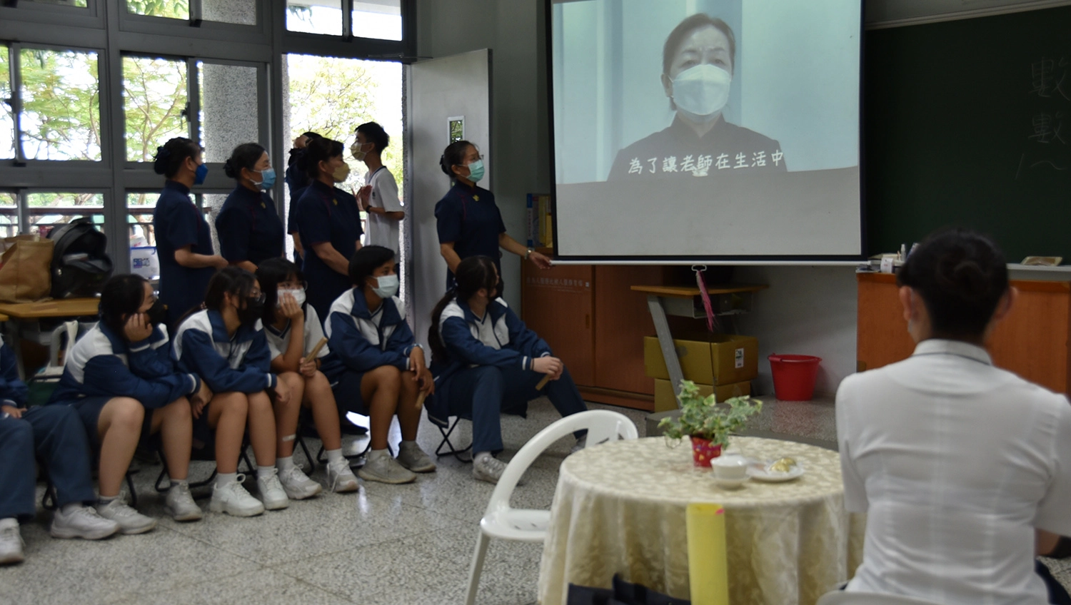 教師節老師是主角若岑媽媽感恩老師們幸福付出孩子們用愛包圍老師。