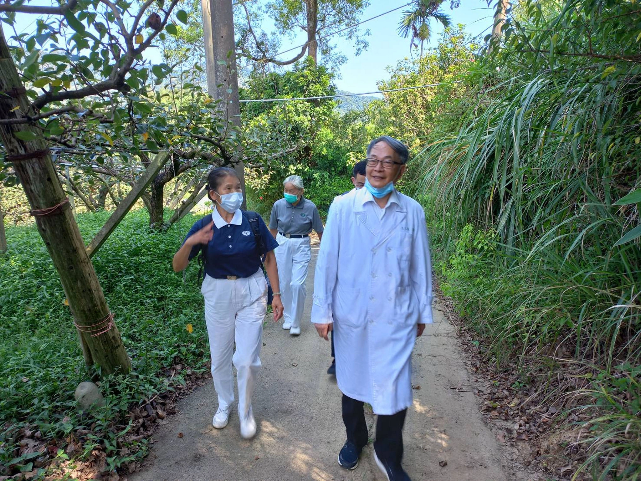 臺中慈濟醫院副院長王人澍(右)到苗栗大湖鄉往診。
