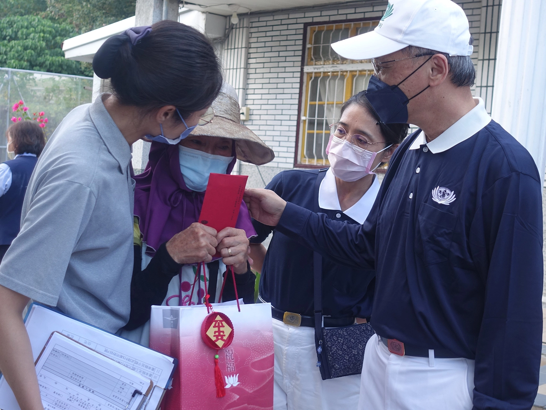 慈濟慈善事業基金會顏博文執行長(右)9月29日前往臺東勘查受災鄉親,當送上慰問金與祝福禮時,阿嬤忍不住落淚。