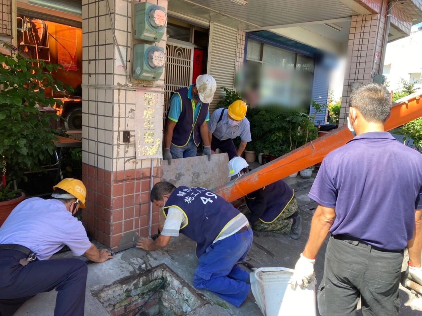 玉里鎮數間民宅的騎樓邊與路邊水溝被震出一條裂縫,慈濟營建單位9月30日上午進行填補修復。