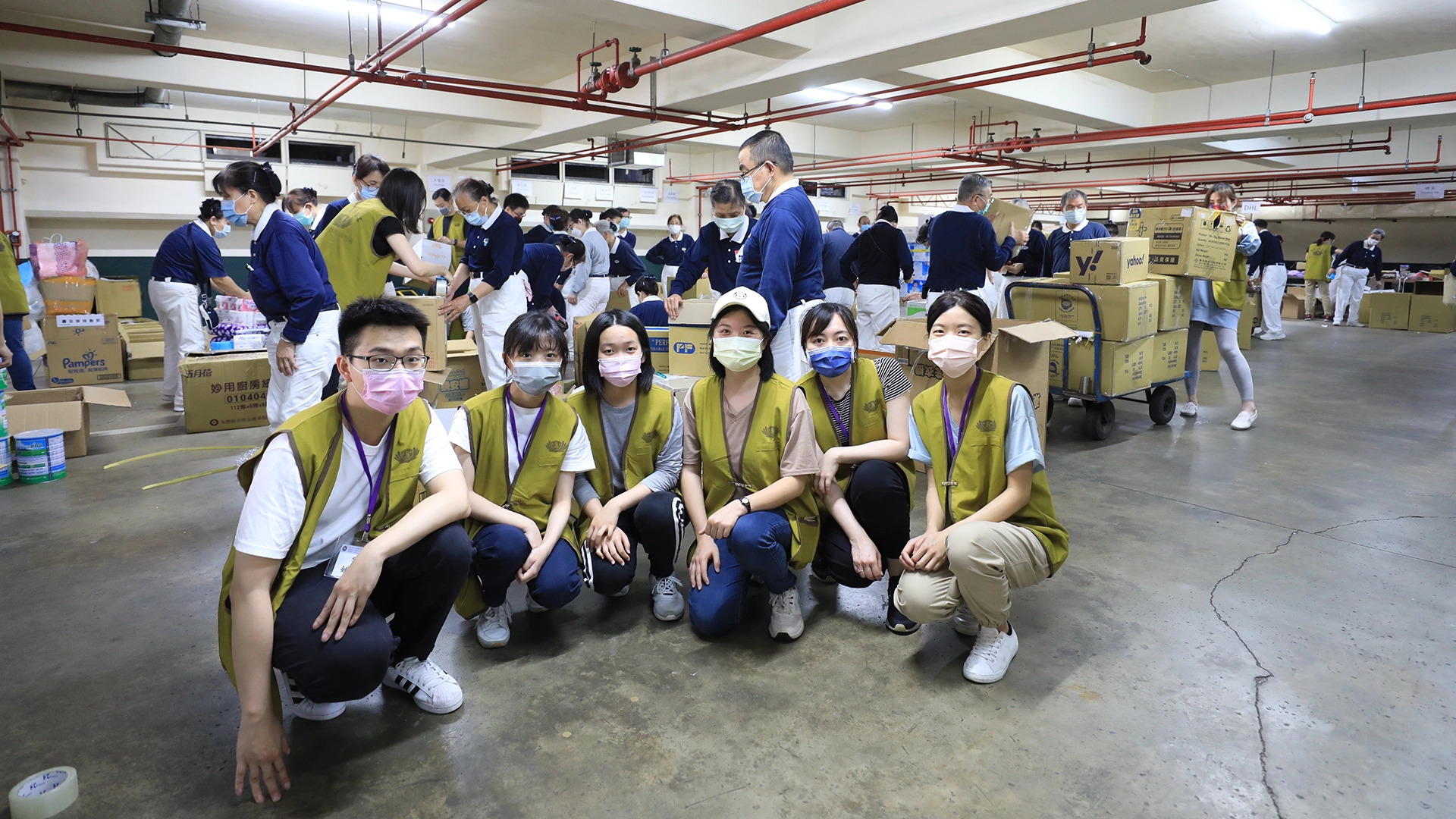 外交部援助烏克蘭難民物資打包現場有不少年輕人與會。