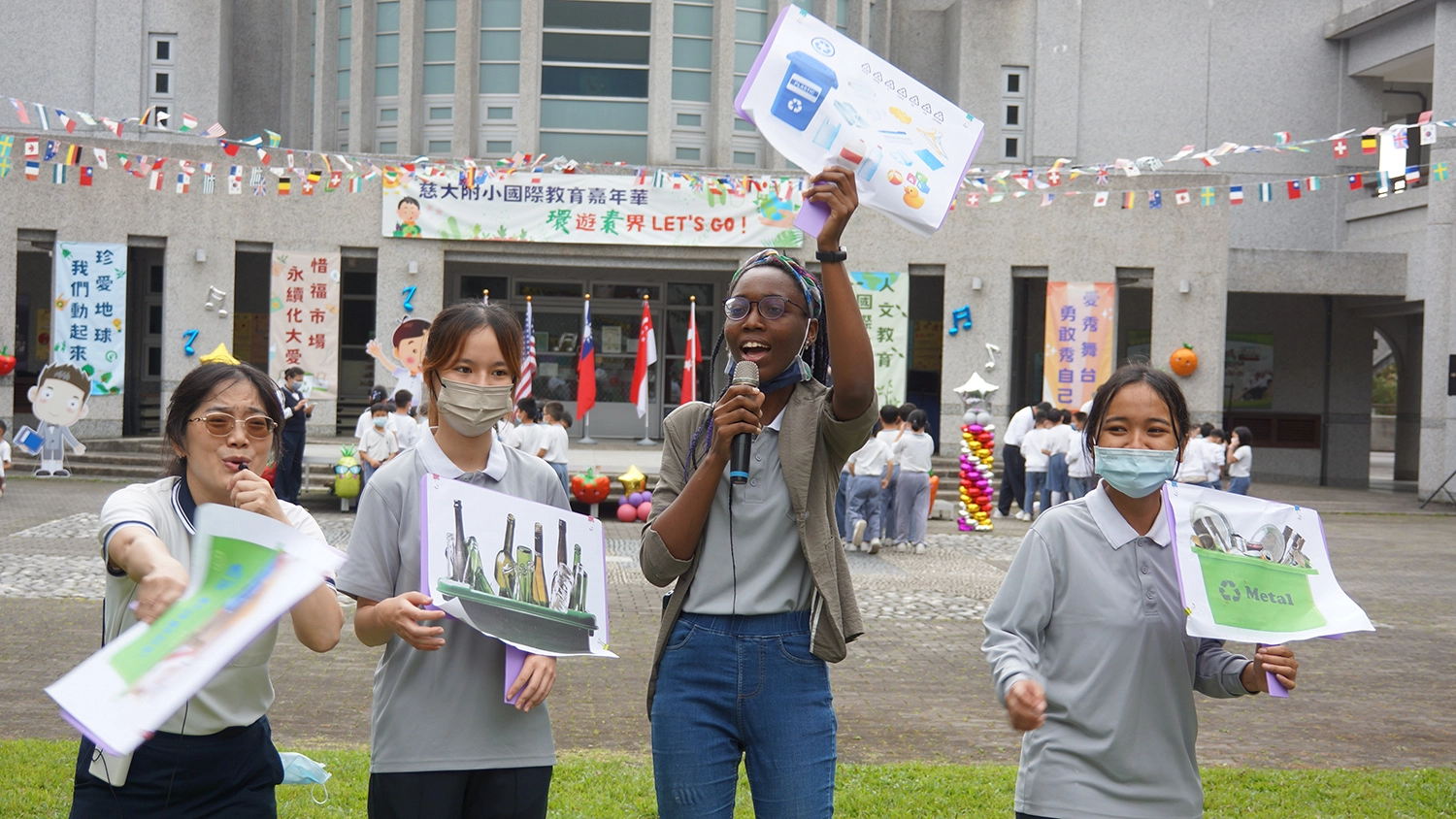 慈大外籍生與慈小英語教師團隊結合世界地球日,以SDGs為主題規劃分站活動。