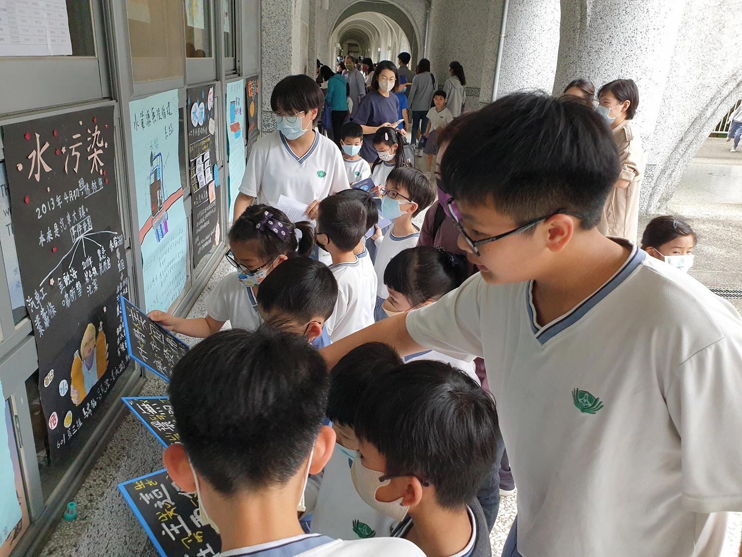 六年級學姐用心分享全球環境議題,低年級弟弟妹妹認真聆聽、學習。