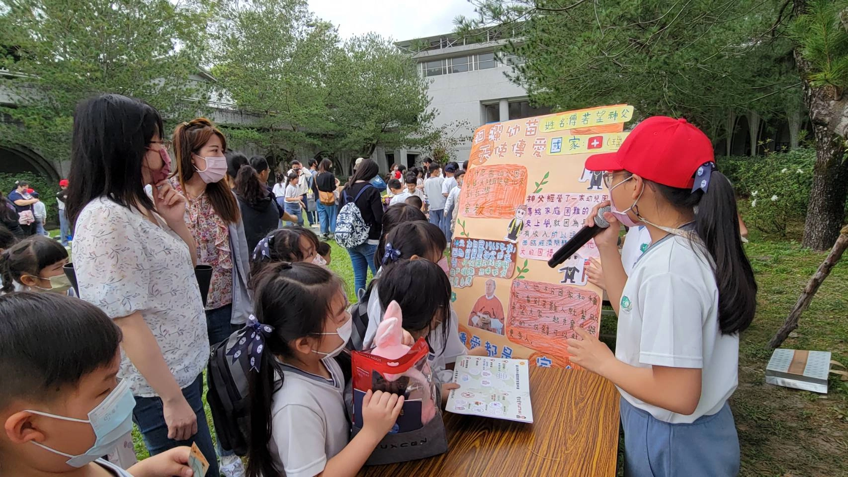 四年級學生分享「我們是一家人~延續愛‧打造幸福小夜市」,帶著學弟妹認識在台灣的不。