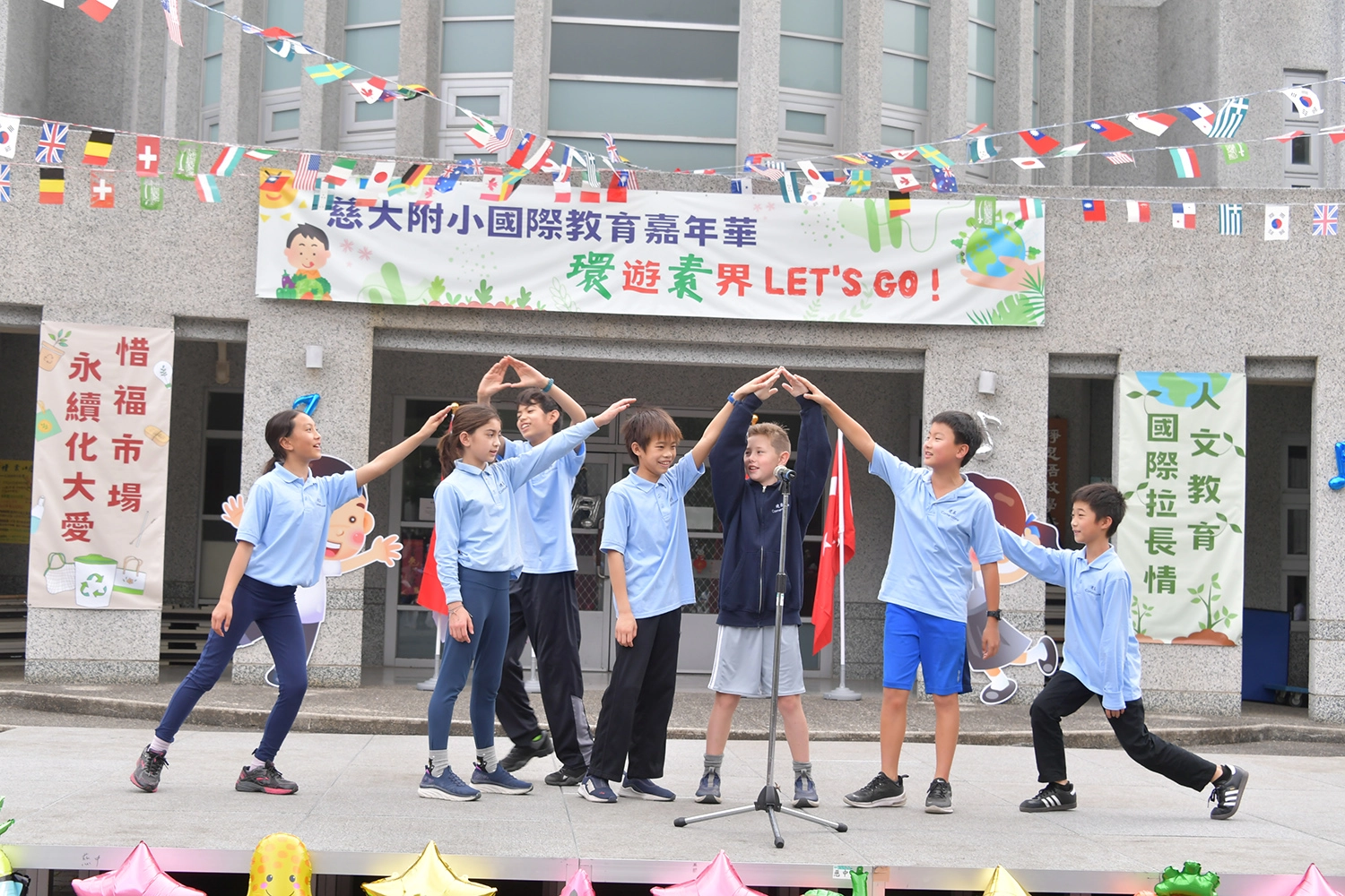美國Cornerstone(建基)學校的同學上台演唱「童年」,讓整個才藝秀嗨到最高點。