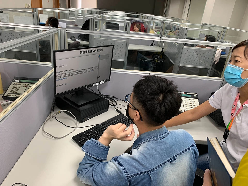 伊甸視障就業服務員評估工作環境後,運用職務再設計協助冠倫順利工作。