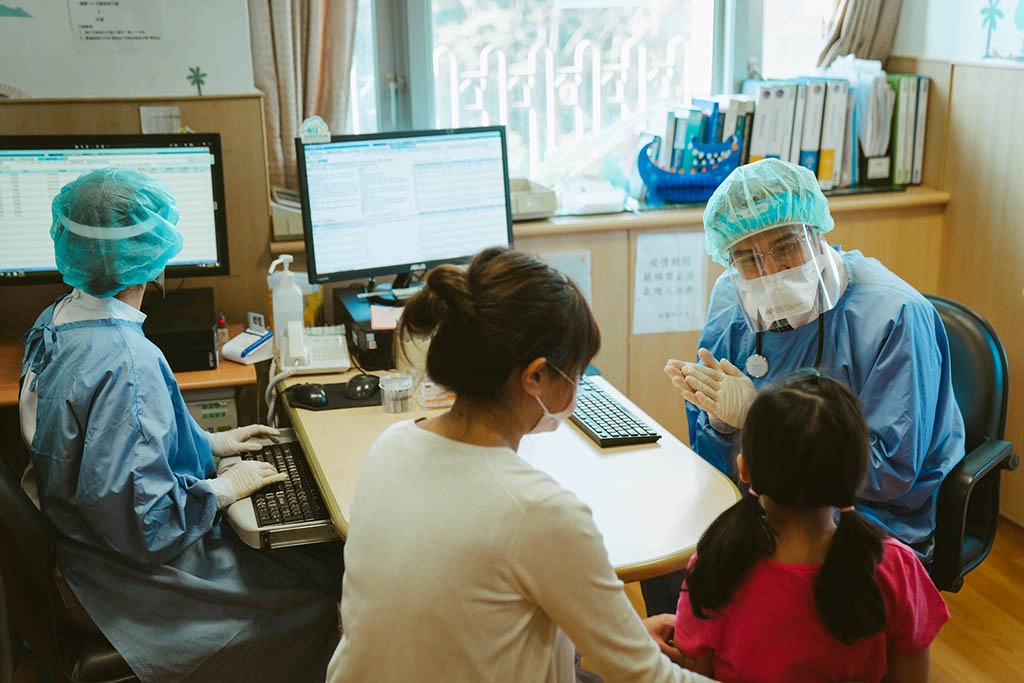 胡宇威飾演小兒科醫師,對治小朋友很有一套。