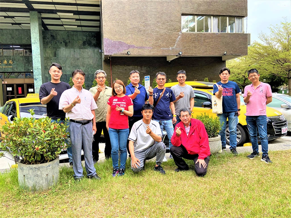台中市政府交通局感謝站在第一線的防疫計程車駕駛,高風險的接送任務即將解除,防疫駕駛們表示:最想擁抱家人,吃一頓團圓飯。
