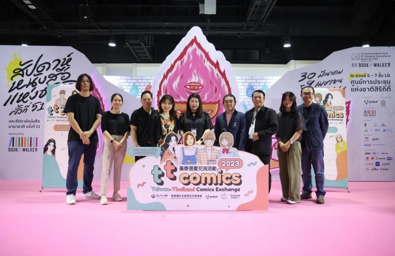 泰國漫畫家Art_Jeeno及Munin Saiprasart、泰國漫畫協會(TCA)副會長Sakda_Sae-iao、文化部駐泰國文化組長田又安、泰國出版商及書商協會(PUBAT)主席Thipsuda_Sinchawarnwat及副主席Anurak_Kitpaiboonthawee、Suwich_Rungwattanapaiboon、臺灣漫畫家韋蘺若明及阮光民於泰國書展合影。