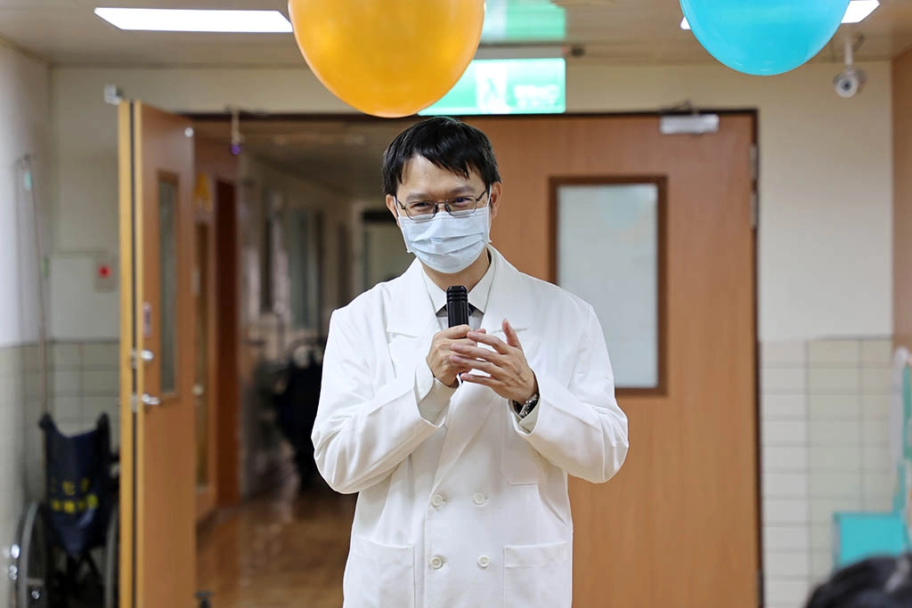 花蓮慈院兒科病房主任陳明群表示,在兒童節當天舉辦活動,除了讓小朋友能感受過節氛圍、紓解住院壓力,也讓悉心照顧孩子的偉大父母能夠與孩子共同製造美好回憶。