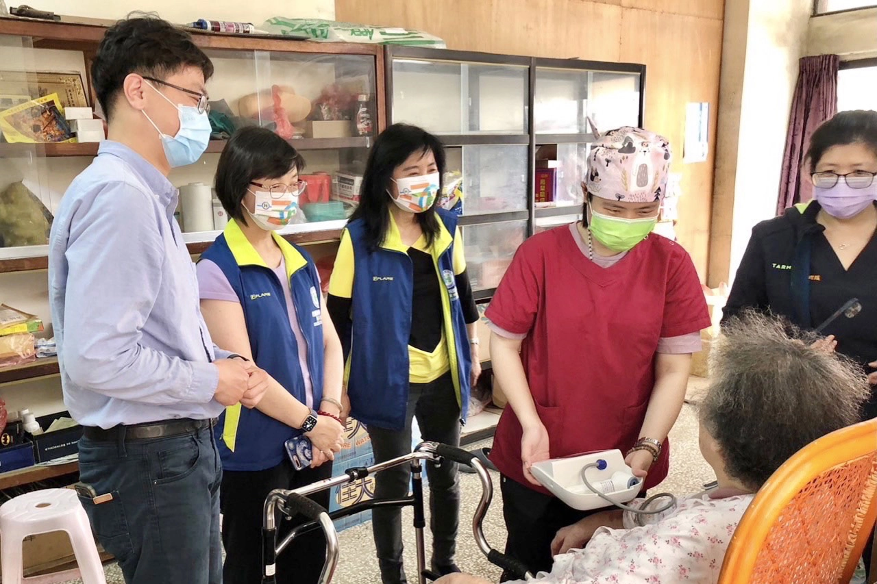 澎湖縣馬公市第三衛生所陳俊宇主任,至不便外出居家醫療個案提供醫療服務