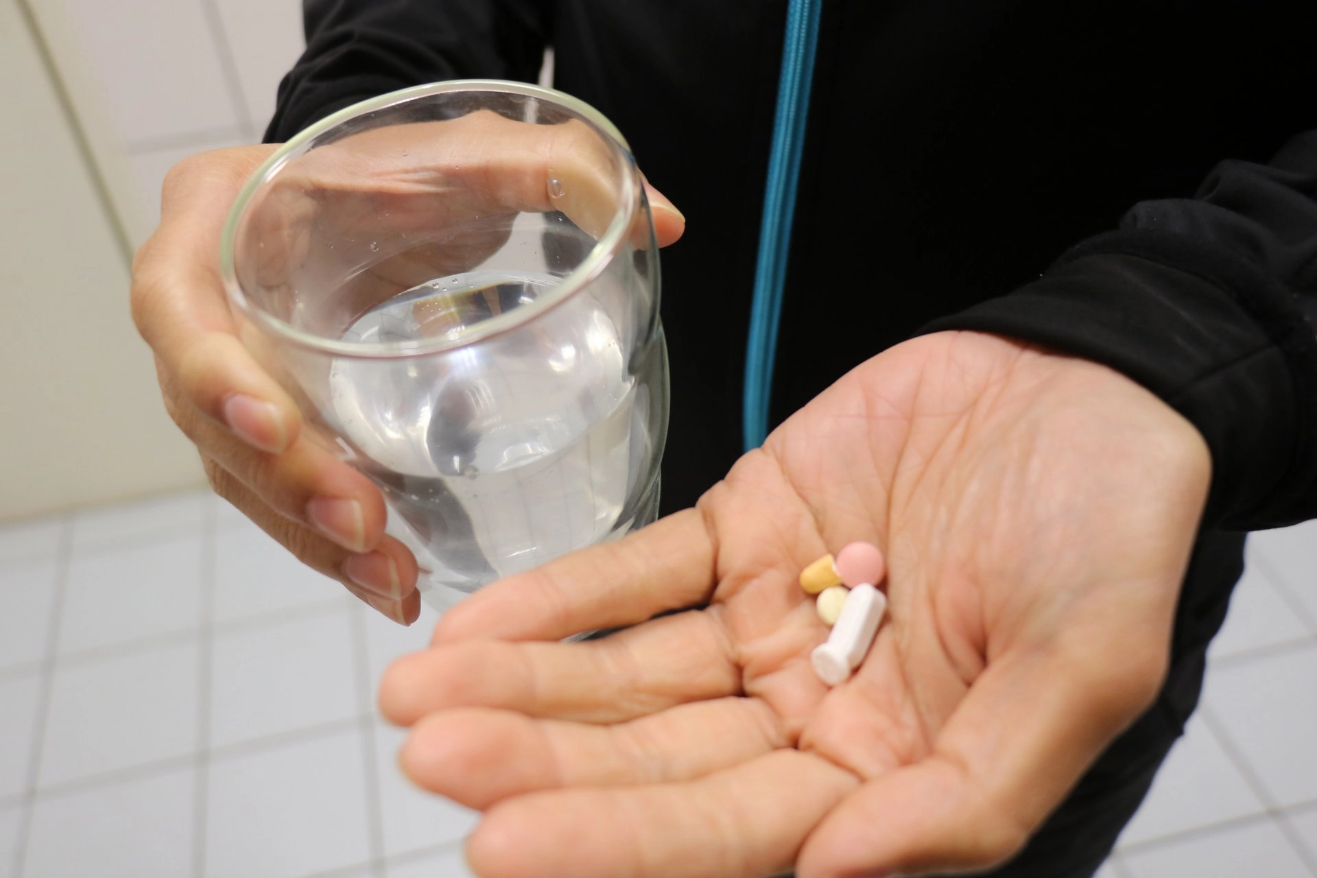醫師提醒,避免使用來路不明的健康食品、濫用消炎止痛藥或某些中草藥。