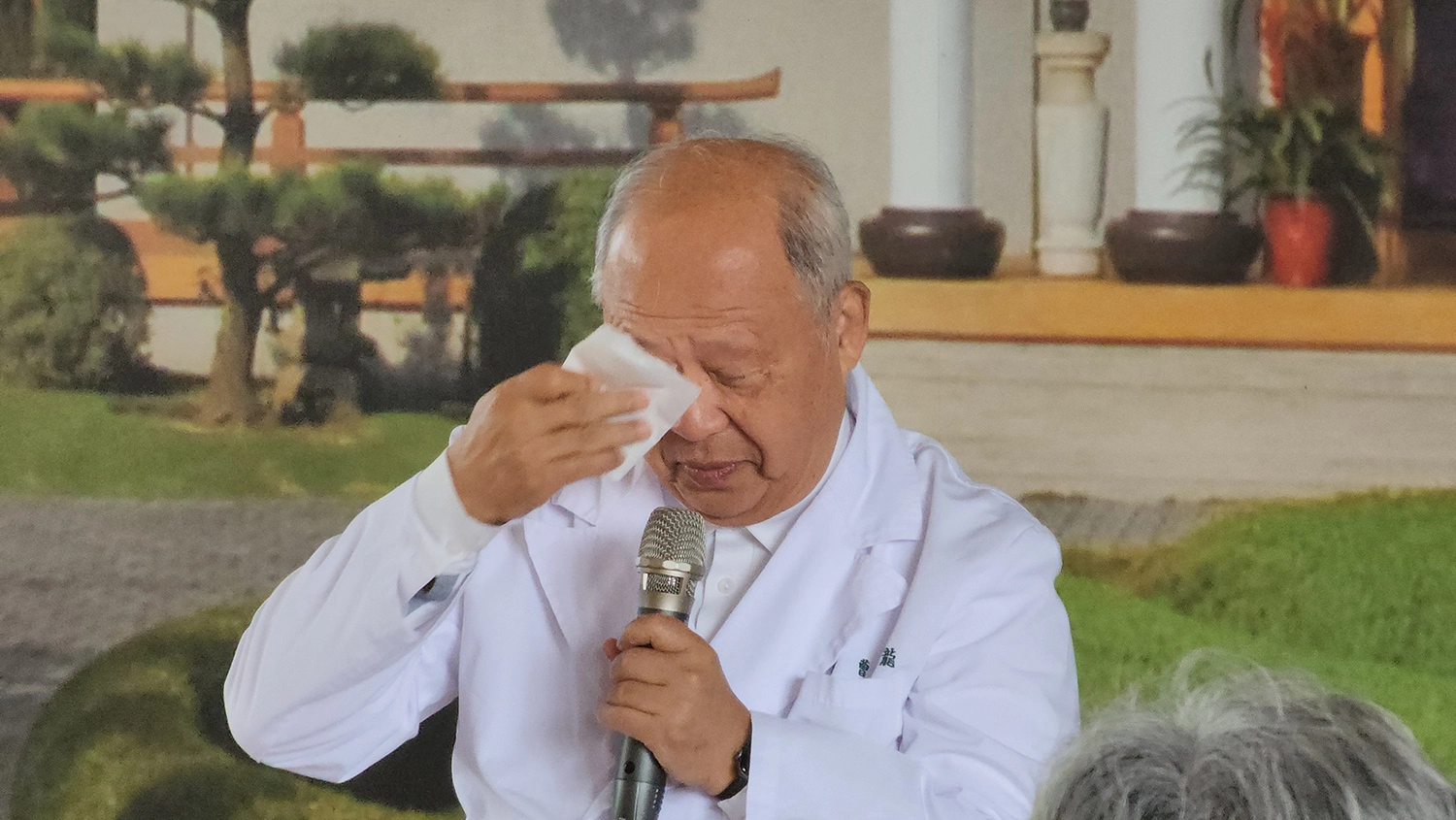 曹汶龍主任在與家屬座談時,分享母親過世前與她一起唱「小小羊兒要回家」的故事,忍不住感傷落淚。