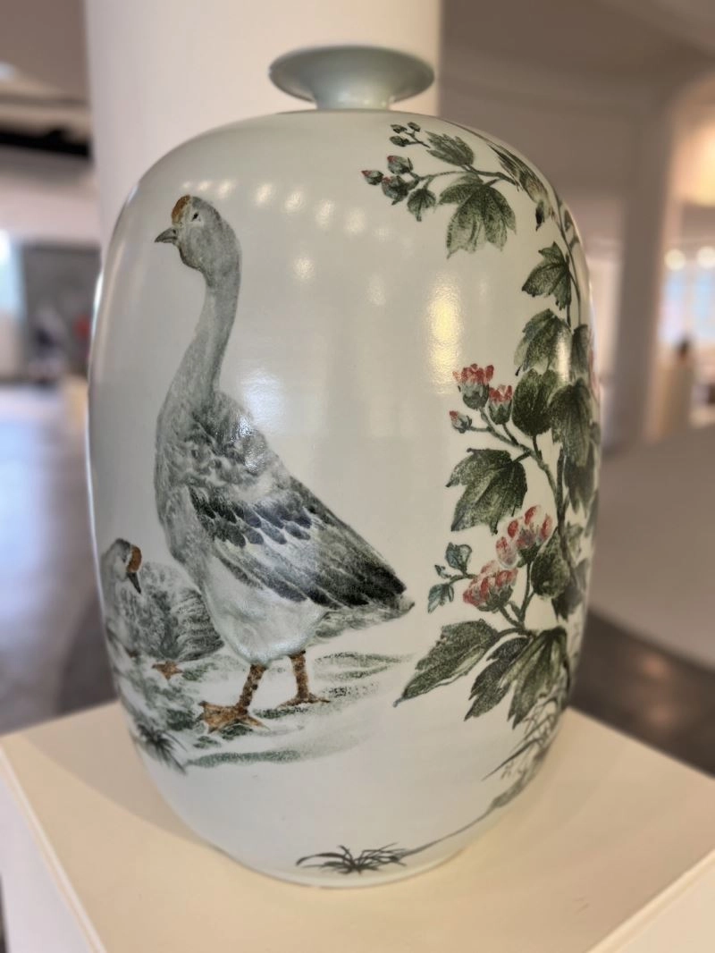 作品〈鵝樂〉以溫潤釉色搭配手繪台灣鄉土題材,具樸實優雅之美。