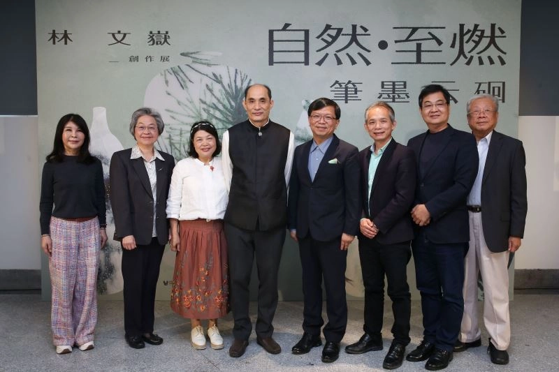 現場與會貴賓共同合影,左起文化部蒙藏文化中心主任高玉珍、財團法人鴻禧藝術文教基金會董事長廖桂英、林文嶽老師賢伉儷、文化部常務次長李連權、工藝中心主任張仁吉、臺灣工藝聯盟總會長陳啟村、中華生物科技股份有限公司董事長李壯源等貴賓蒞臨參與。