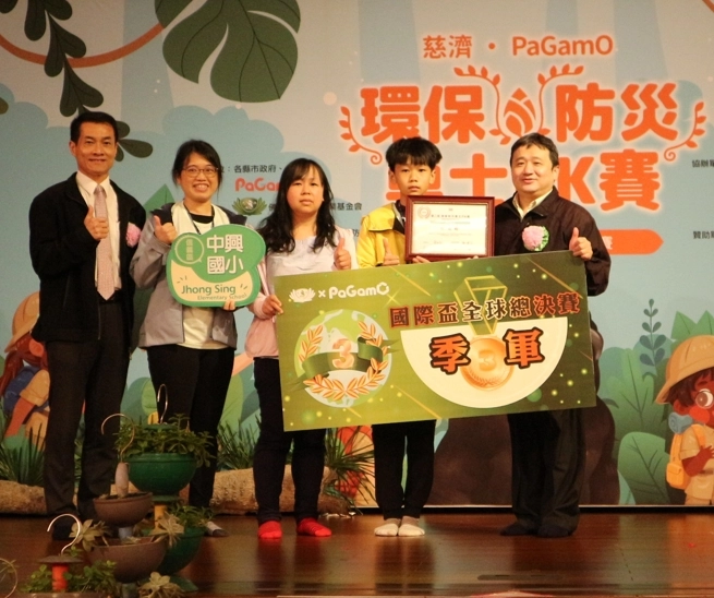成績揭曉,臺灣選手包辦全球前十名佳績,第一名為臺中市的柯雅婷媽媽,第二名為新北市立保長國小的桑顯舜老師,第三名為基隆市立中興國小林廷翰同學。
