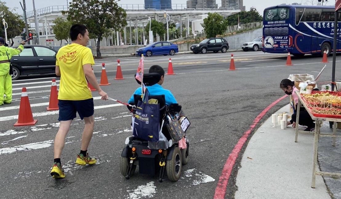 老師不用怕我牽著你