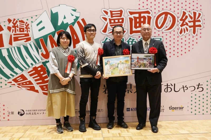 (左起)臺灣漫畫家柯宥希、彭傑、阮光民於4月8日開幕式致贈大槌町畫作,町長平野公三(右1)代表接收。