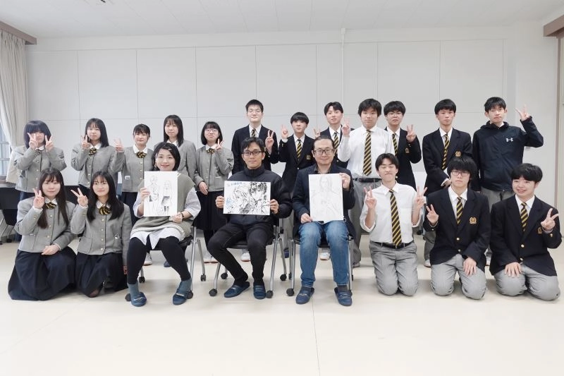 (前排右4起)臺灣漫畫家阮光民、彭傑、柯宥希於4月7日與大槌高中學生交流。
