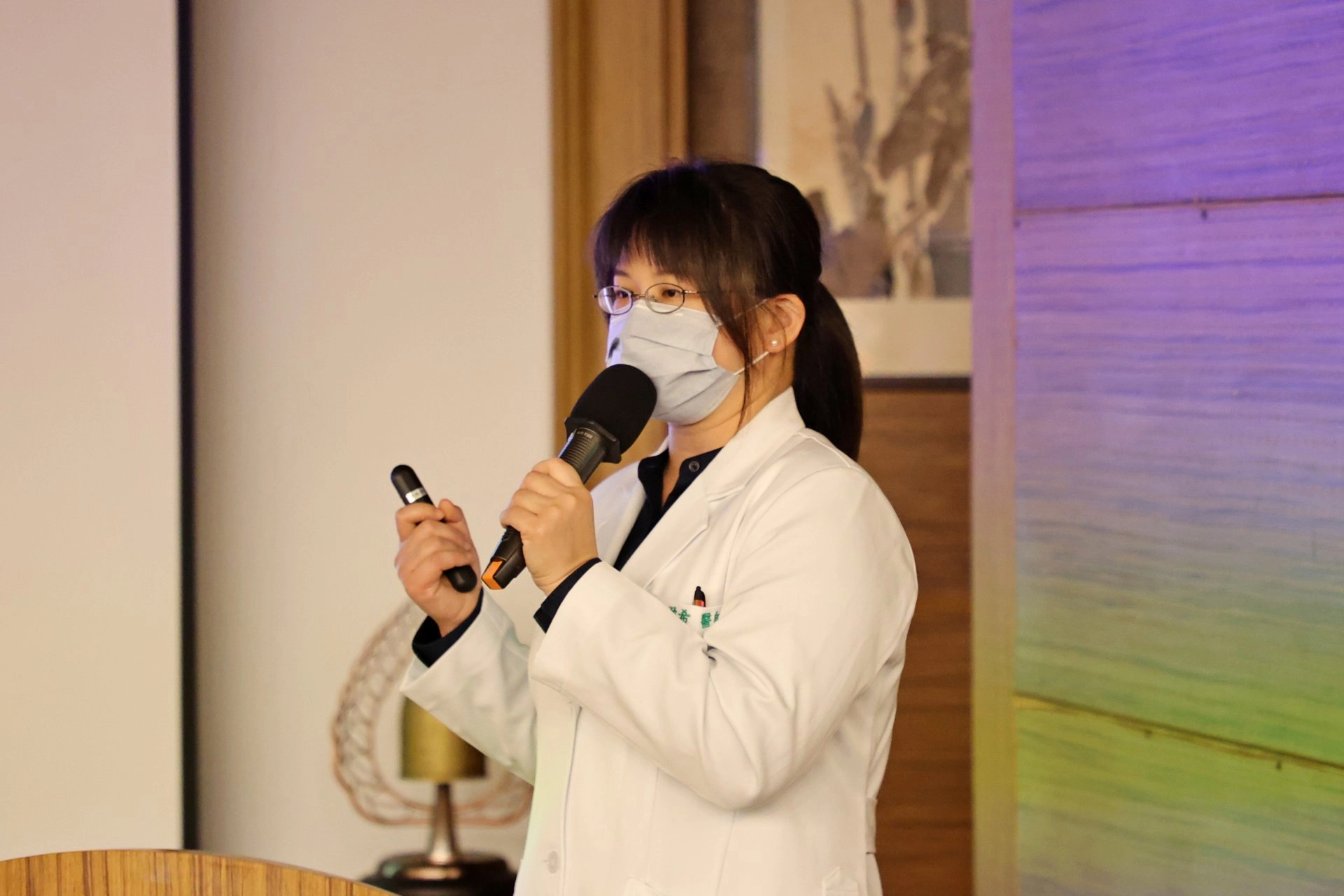 婦產科陳盈希醫師宣導可能由母體垂直傳染給胎兒的「巨細胞病毒」,自今年四月一日至十二月三十一日有免費篩檢服務,鼓勵爸爸媽媽多加利用資源。
