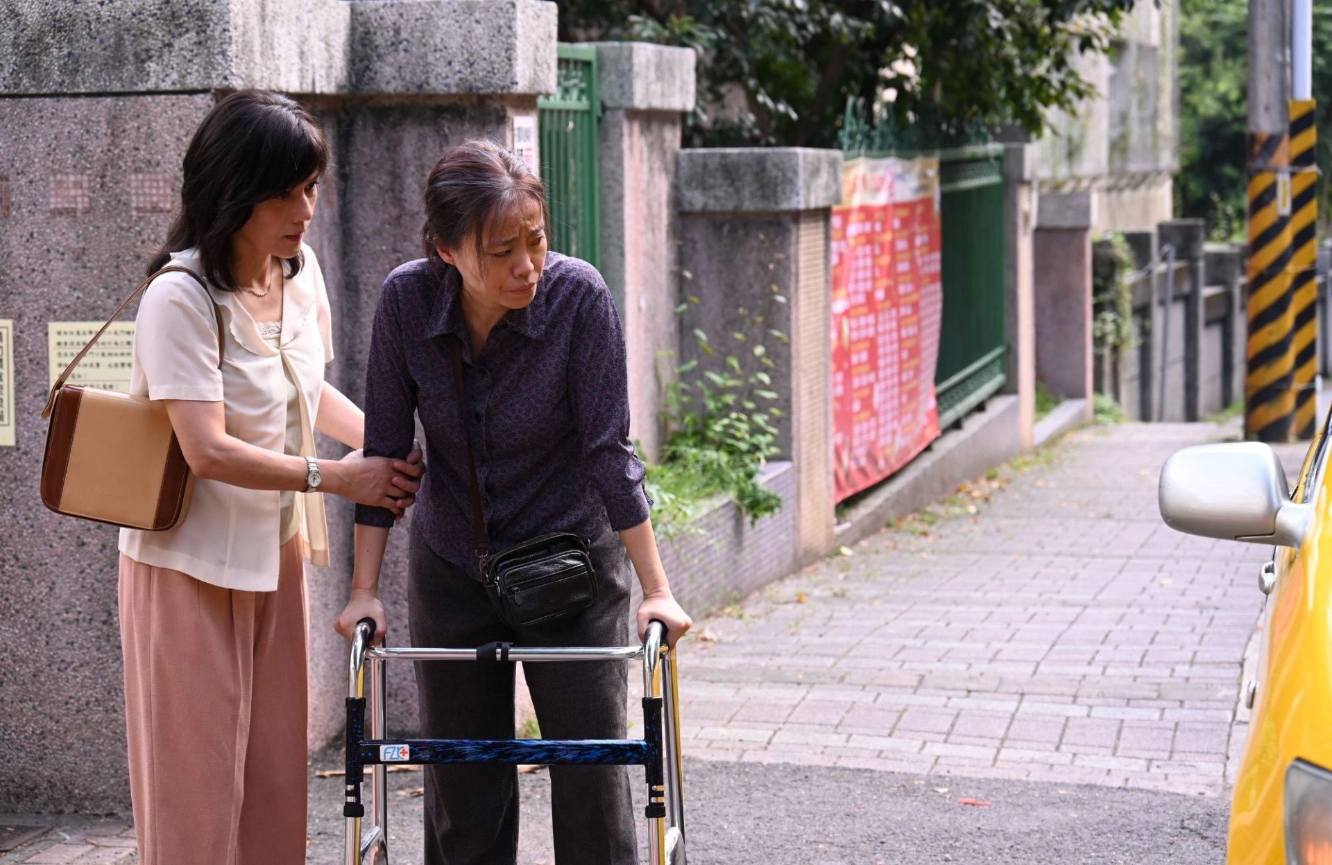 秀月(范瑞君飾演)在醫院做完化療,春美(黃柔閩飾演)陪秀月回家,要秀月不要在意計程車