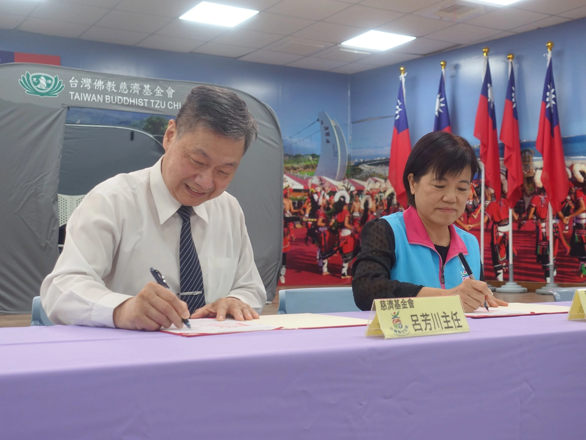 慈濟與花蓮吉安鄉4月12日簽署「災害防救相互支援協定書」合作協議,在吉安鄉公所由慈濟慈善事業基金會慈發處主任呂芳川(左)、吉安鄉長游淑貞(右)代表簽署。