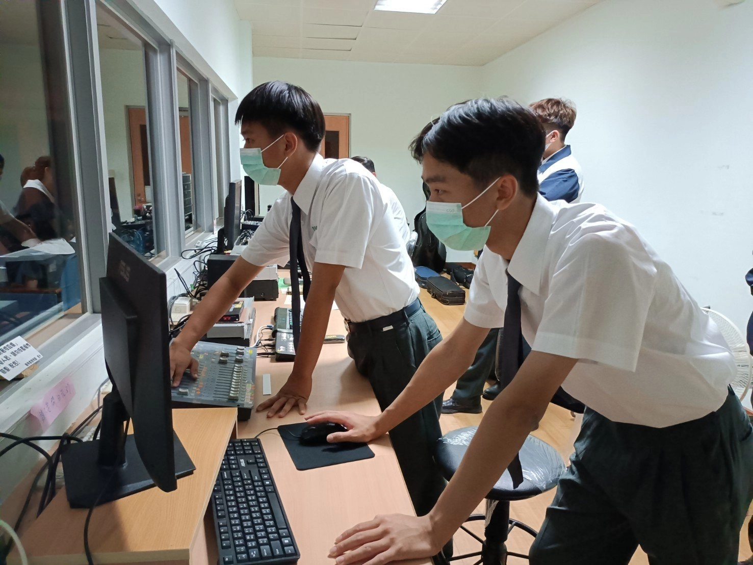 高一燈控與音控同學全神貫注,確保演出整體呈現。