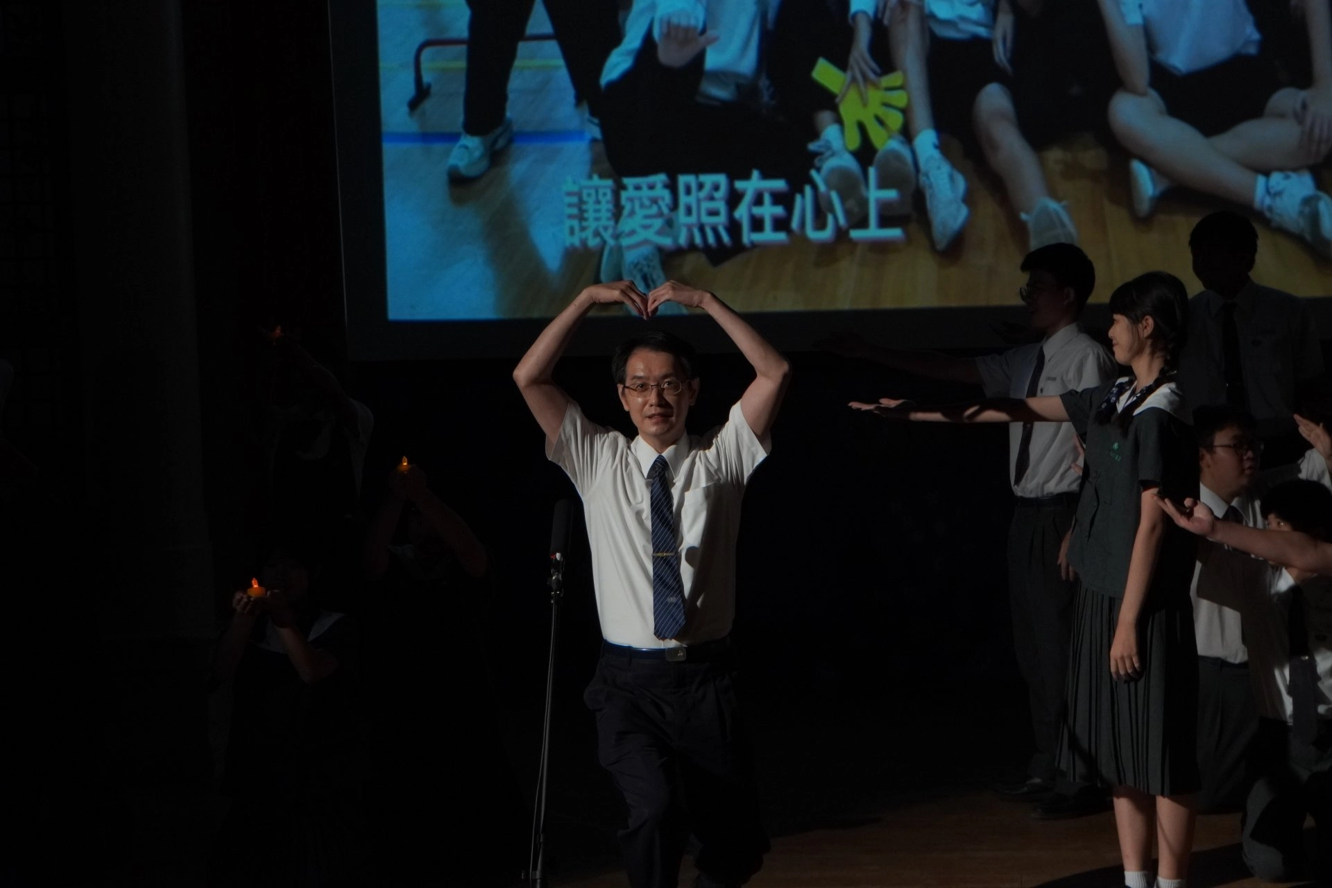 班級師生齊心努力,導師亦熱情投入演出。