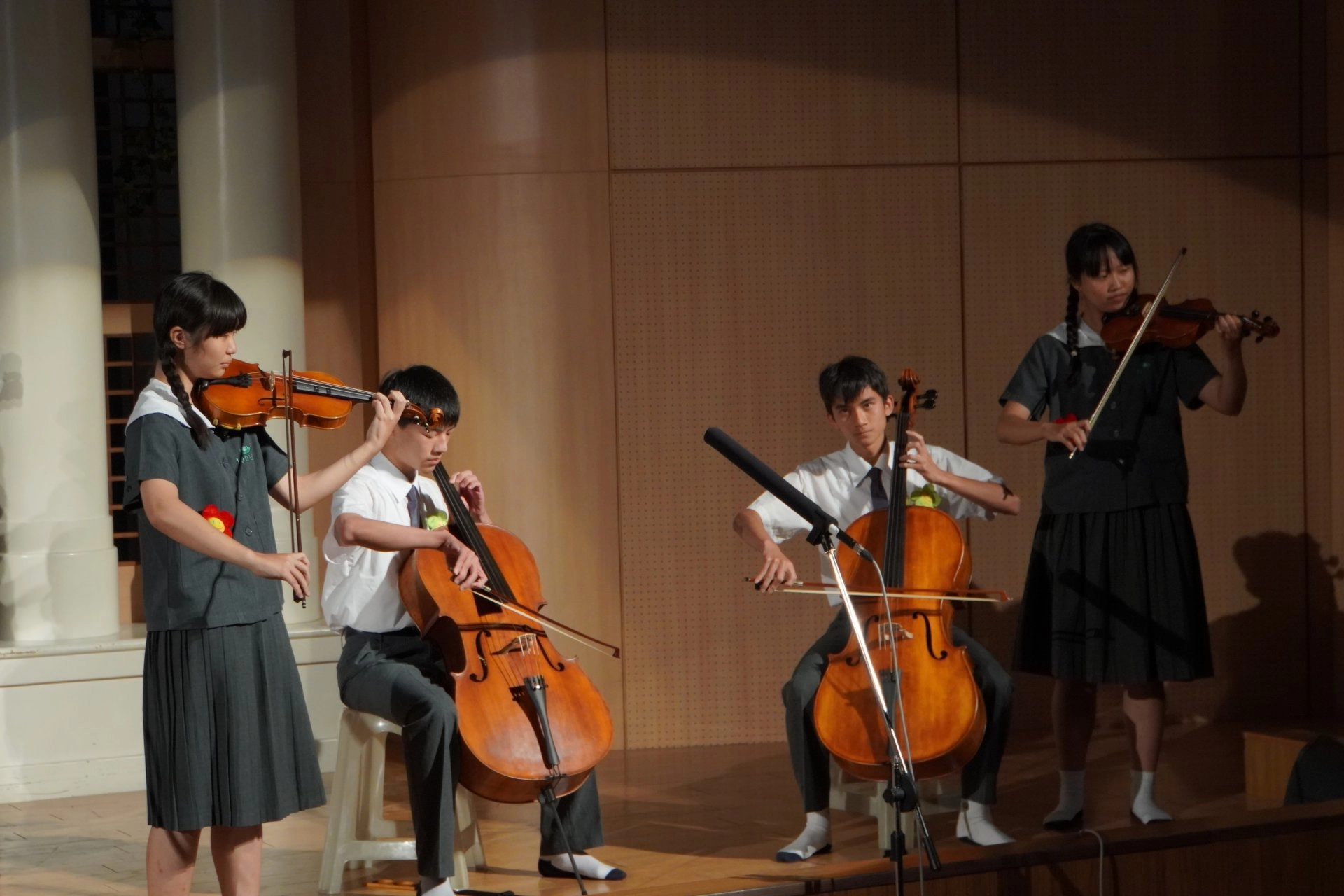 結合樂器演奏,悠揚樂聲傳遞愛與溫暖。