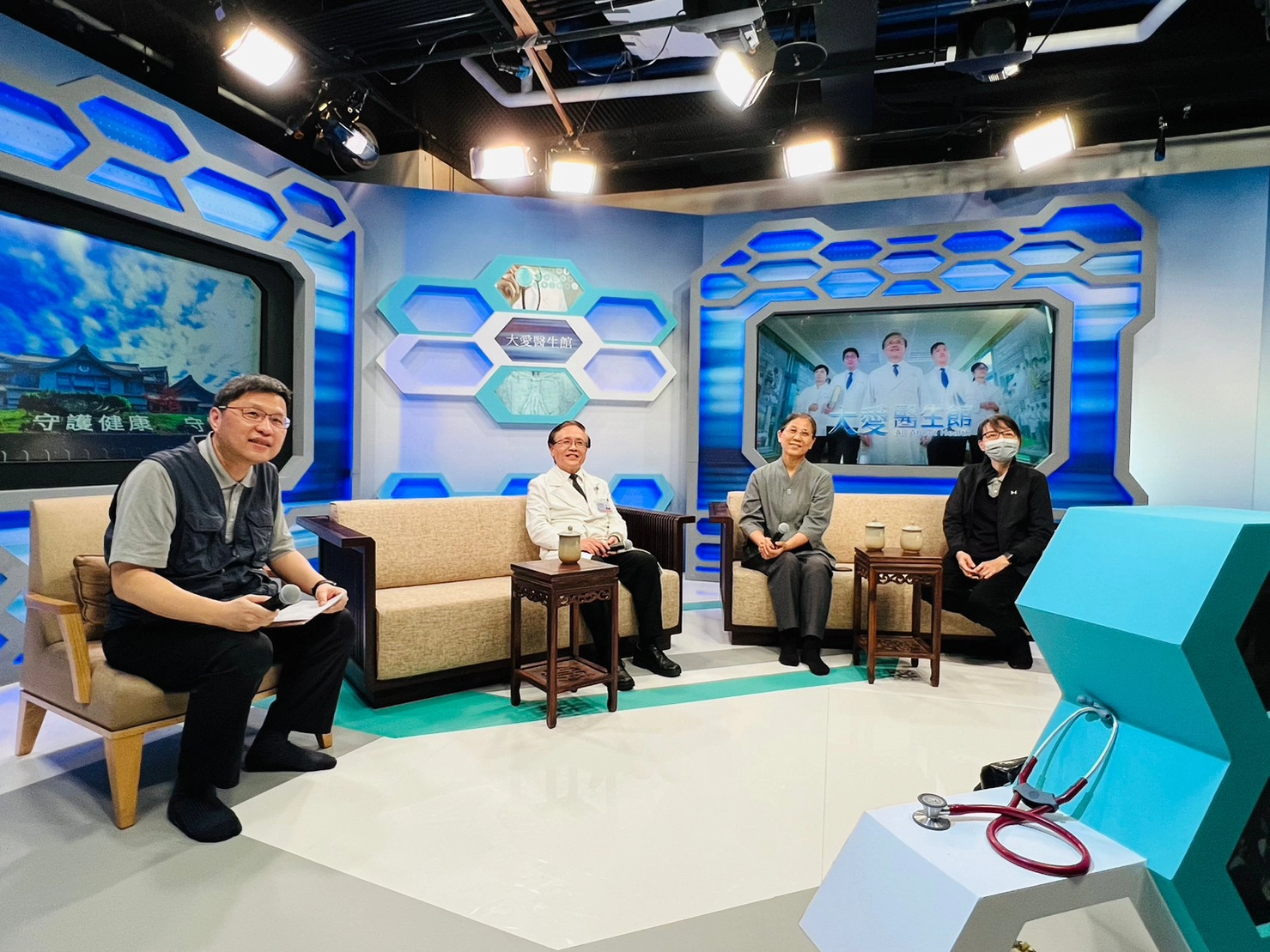 簡守信院長與越南官世成視訊連線,是跨越二十年的醫病情