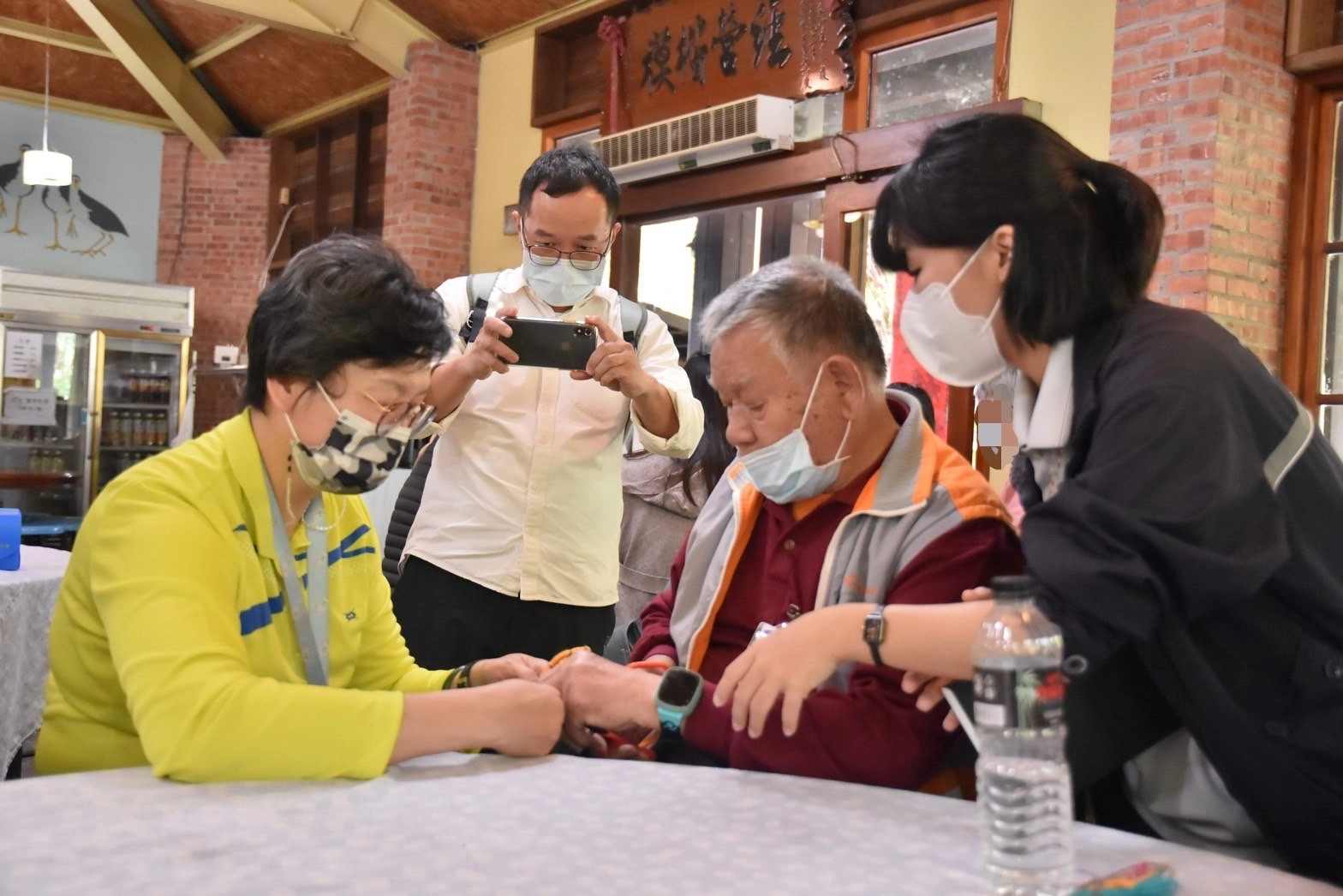 家屬邱小姐表示沒想到靜態體驗課程,不費力又能創造家人美好回憶。