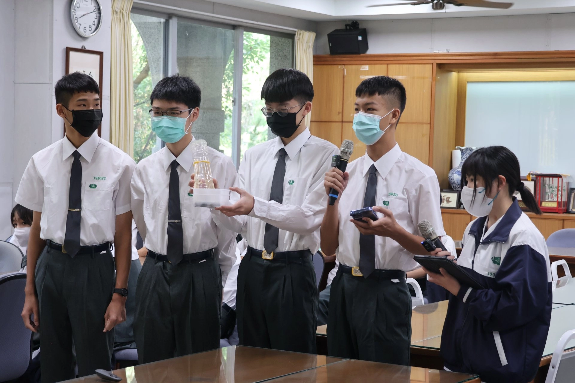 慈中同學以餅乾盒和寶特瓶製作狗狗餵水器