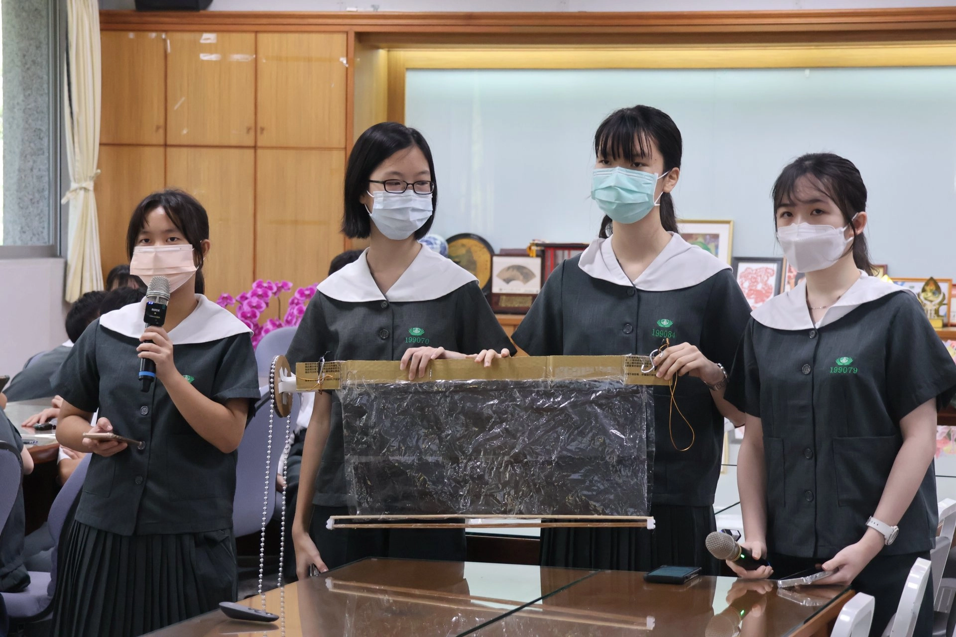 為降低室內溫度,同學創意製作斑馬簾以遮蔽陽光
