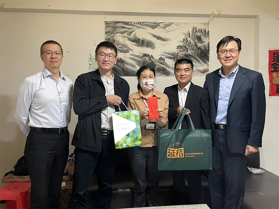 陸委會副主委梁文傑(左二)和移民署副署長林宏恩(右二)送上關懷慰問金及水果禮品,希望建英度過難關。(左一為陸委會法政處長周鳴瑞、右一為移民署北區事務大隊林澤謙大隊長。)