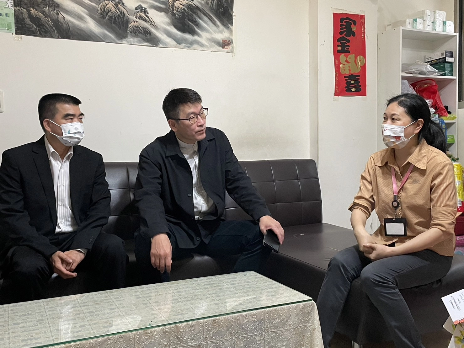 陸委會副主委梁文傑(中)和移民署副署長林宏恩(左)為建英提供協助。