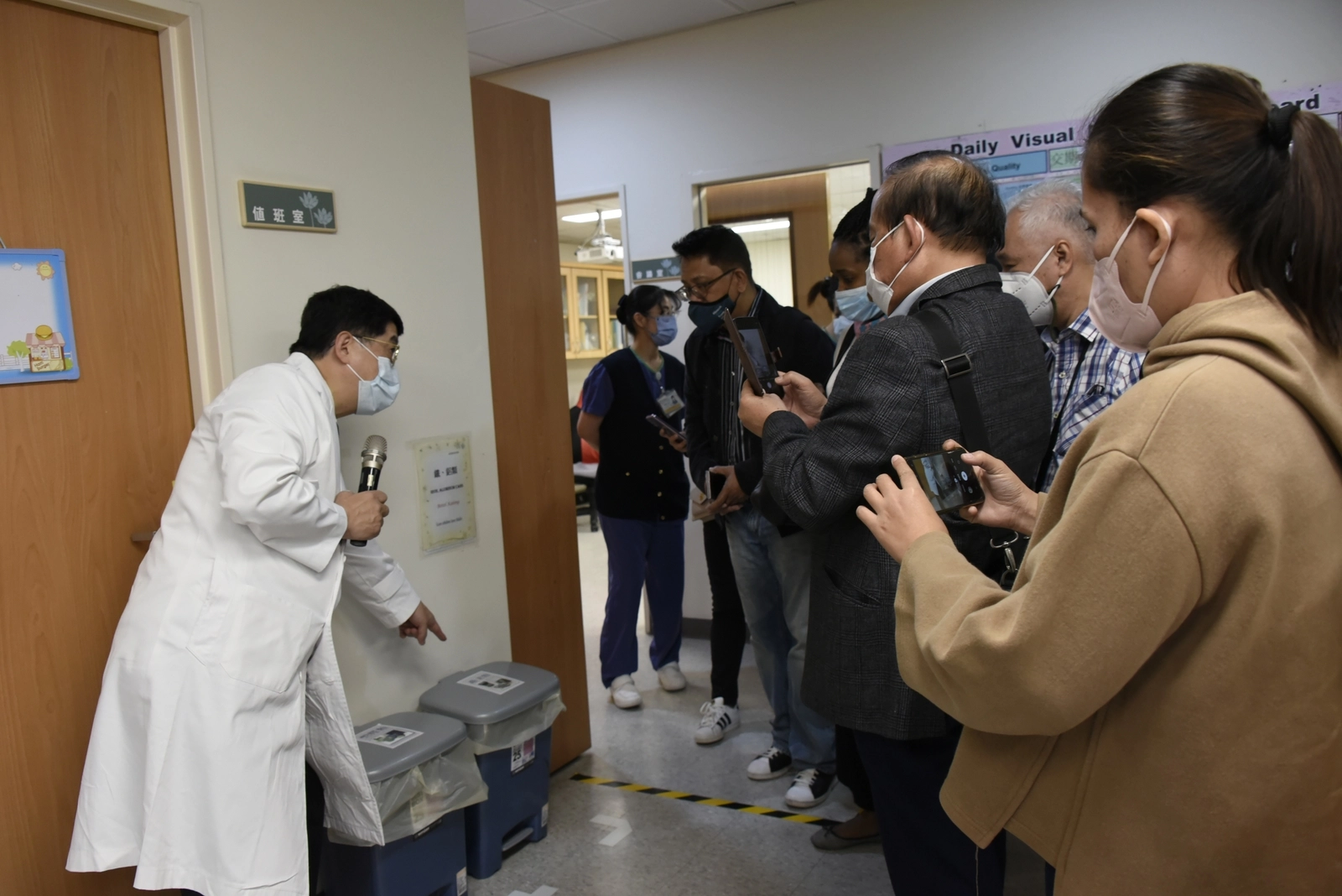 大林慈濟醫院洗腎室護理站設有超過9種分類資源回收桶,落實環保回收。