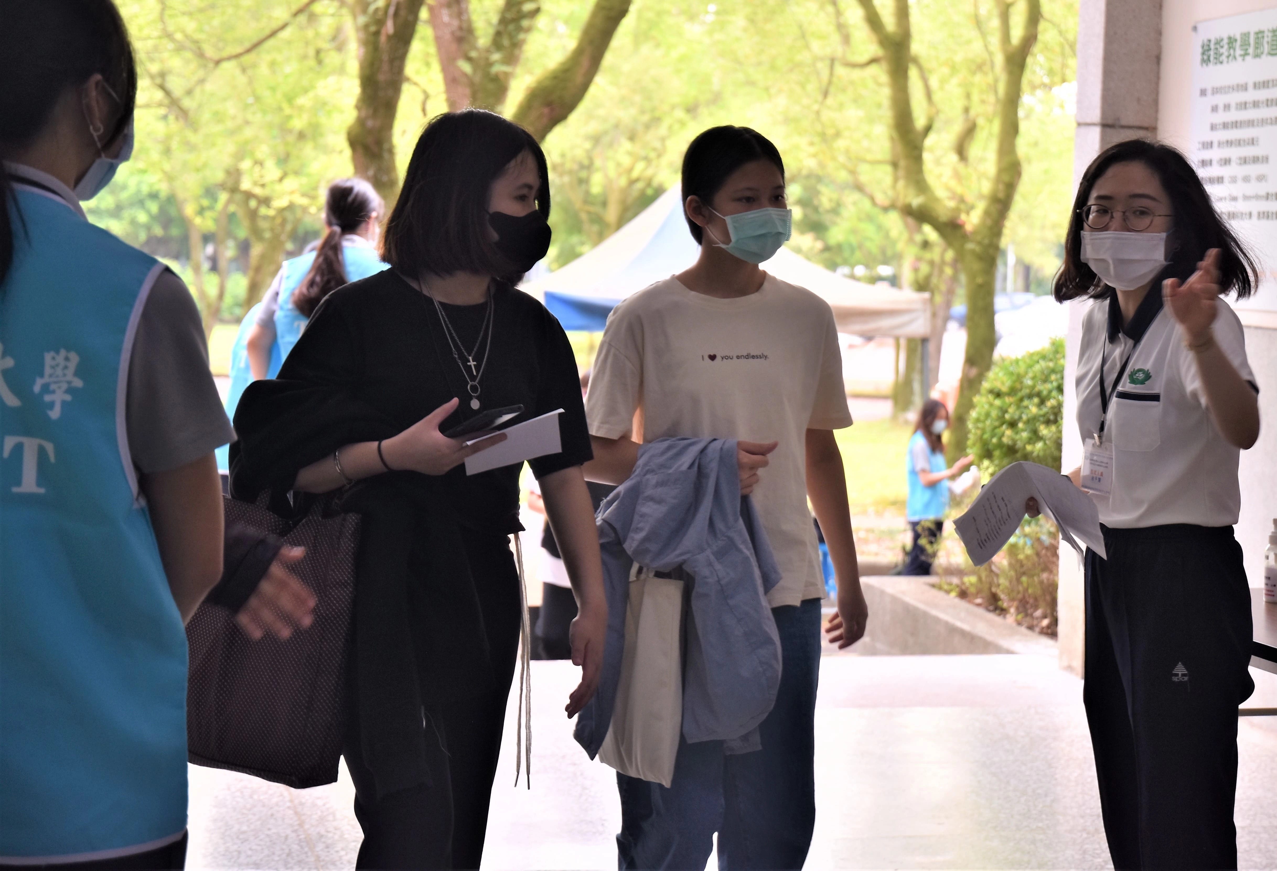 工作人員指引考場位置。