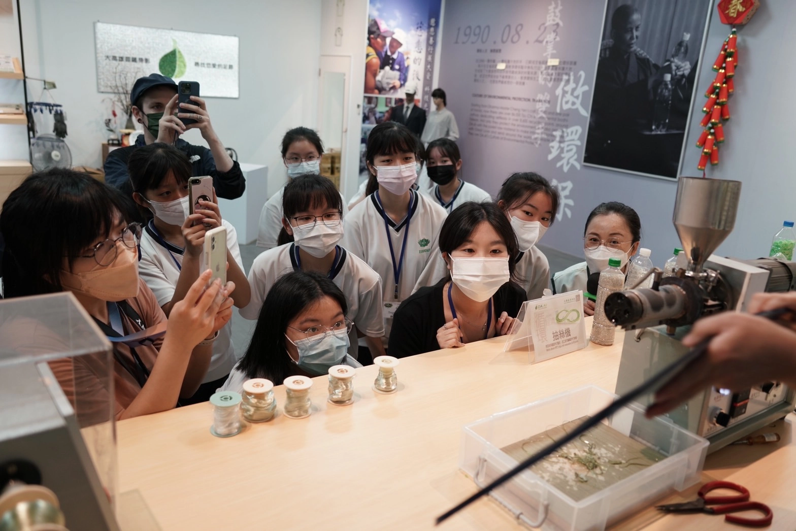 南慈大使與外籍生實際了解寶特瓶如何製成賑災毛毯的過程。