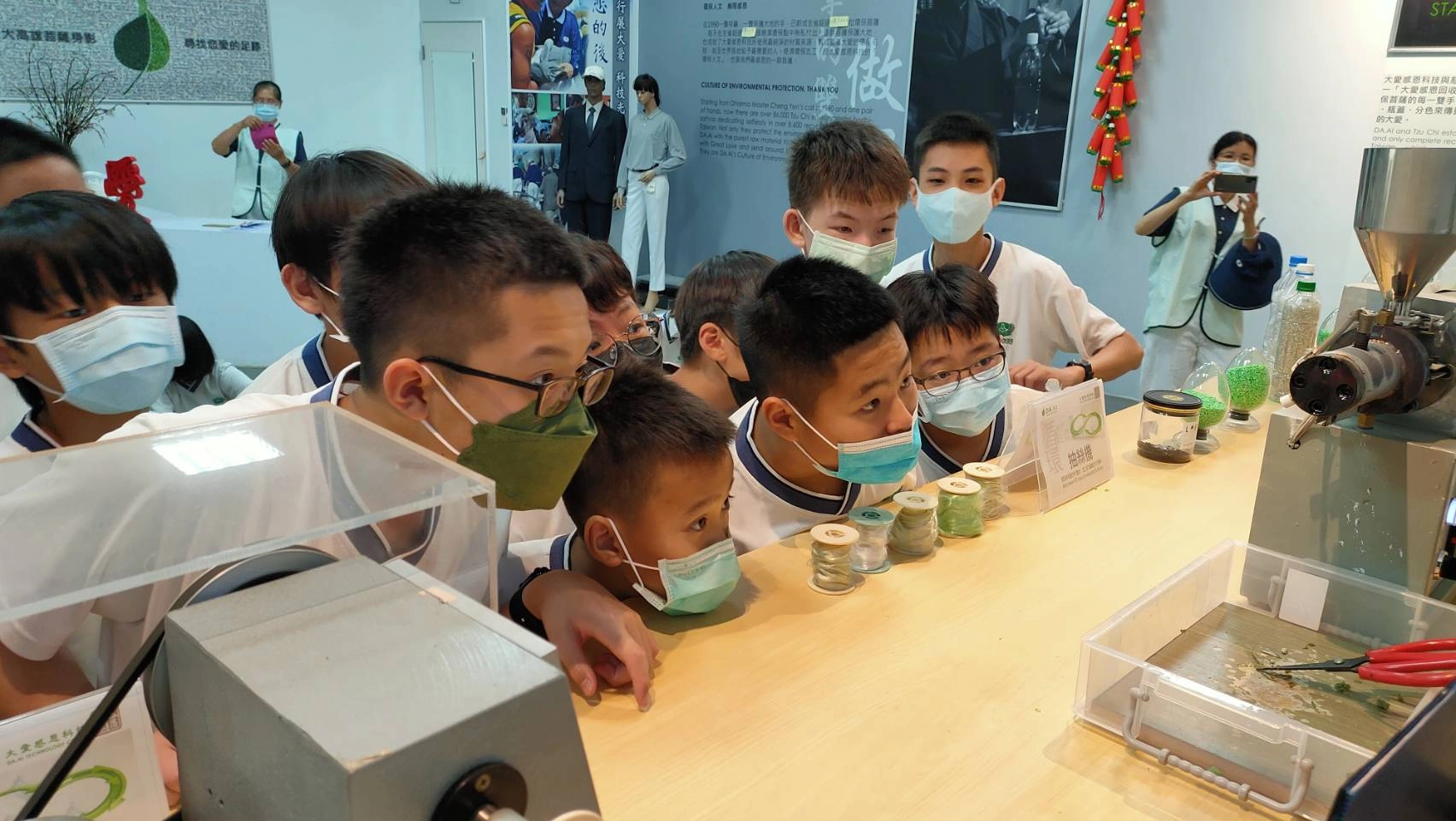 科技館中小型的機具卻精妙展示出保特瓶製作成紗線的過程。