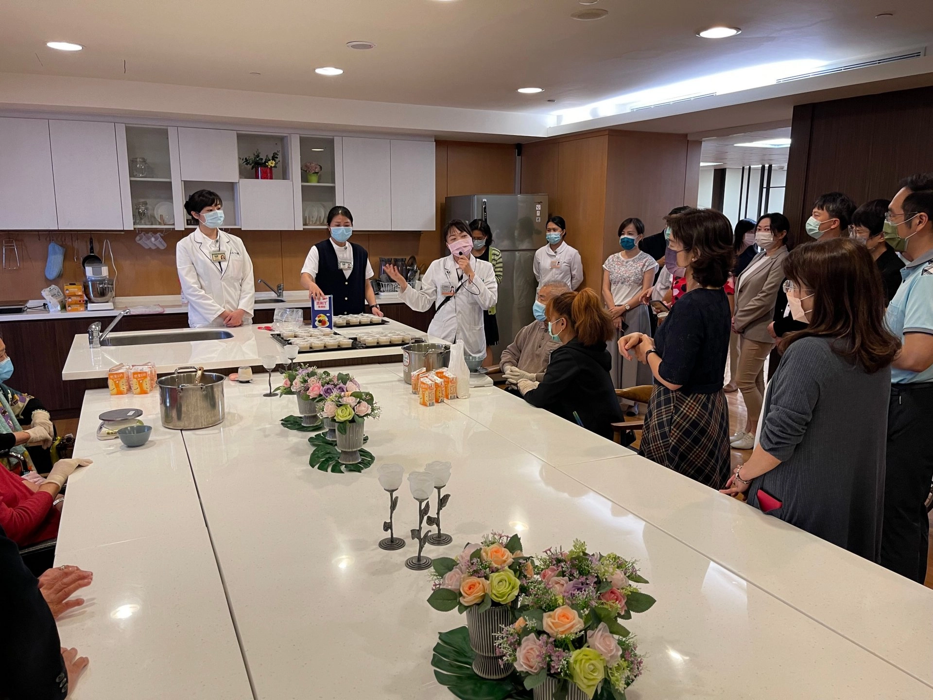 臺中慈濟護理之家營養師葉凡綾向與會貴賓介紹長輩點心製作活動。