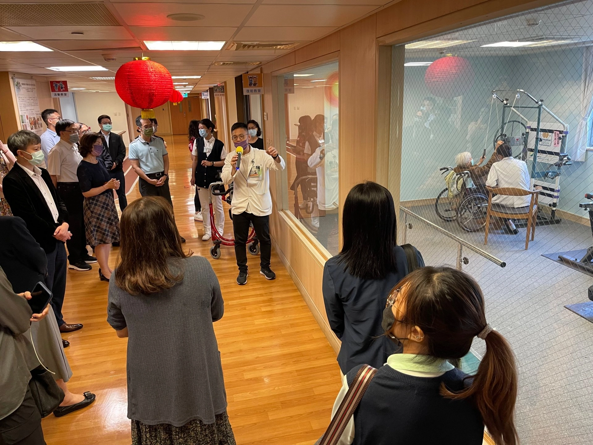 物理治療師紀家明介紹臺中慈濟護理之家提供長輩復能方式環境與設備。