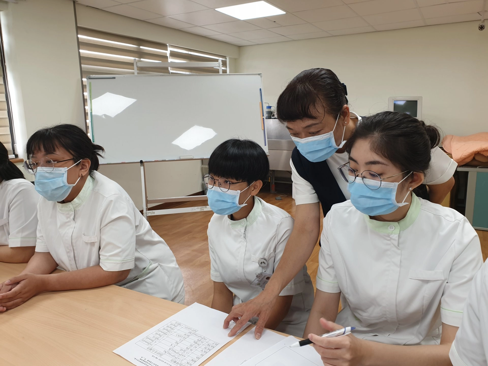 慈濟大學護理學系謝美玲老師表示:「重症常見緊急情境模擬演練,對未來想要進入加護病房工作的學生來說,是很好的學習機會。」