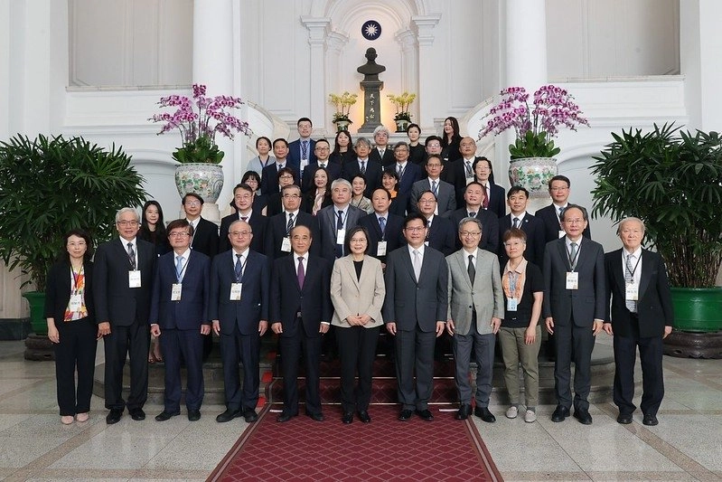 蔡英文總統(17日)接見第25屆SNQ得主,嘉義大林慈濟醫院賴寧生院長(第二排右四)(總統府提供)