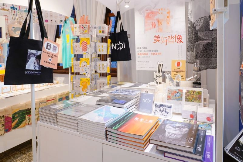 國家攝影文化中心臺北館於2週年館慶期間4月13日至27日,特別提供出版文創品購買折扣優惠。