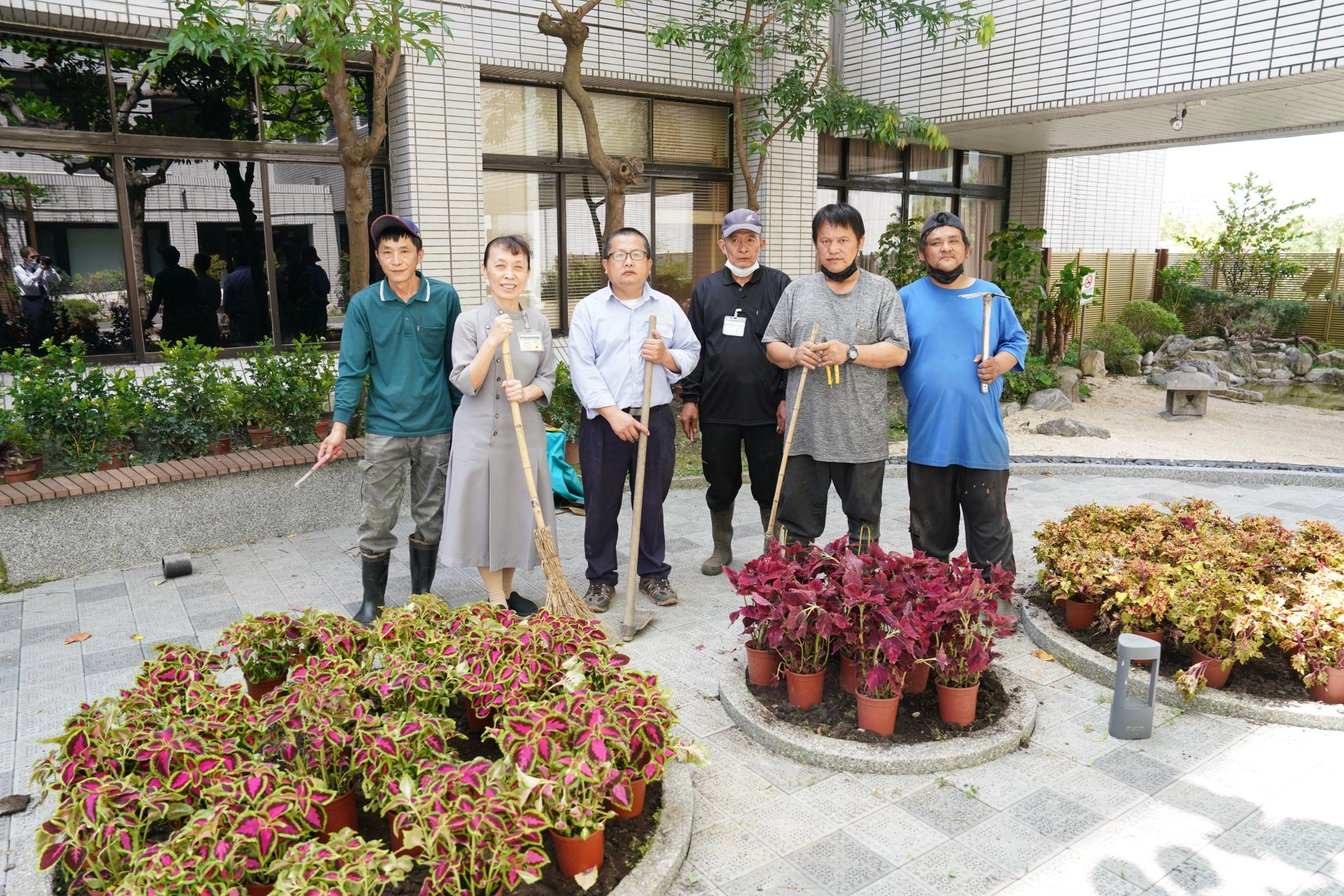 慈濟基金會營建處園藝組組員張櫻議(左三)與花蓮慈院沈芳吉主任(左二)，也為這場宣言活動幕後關鍵人物。