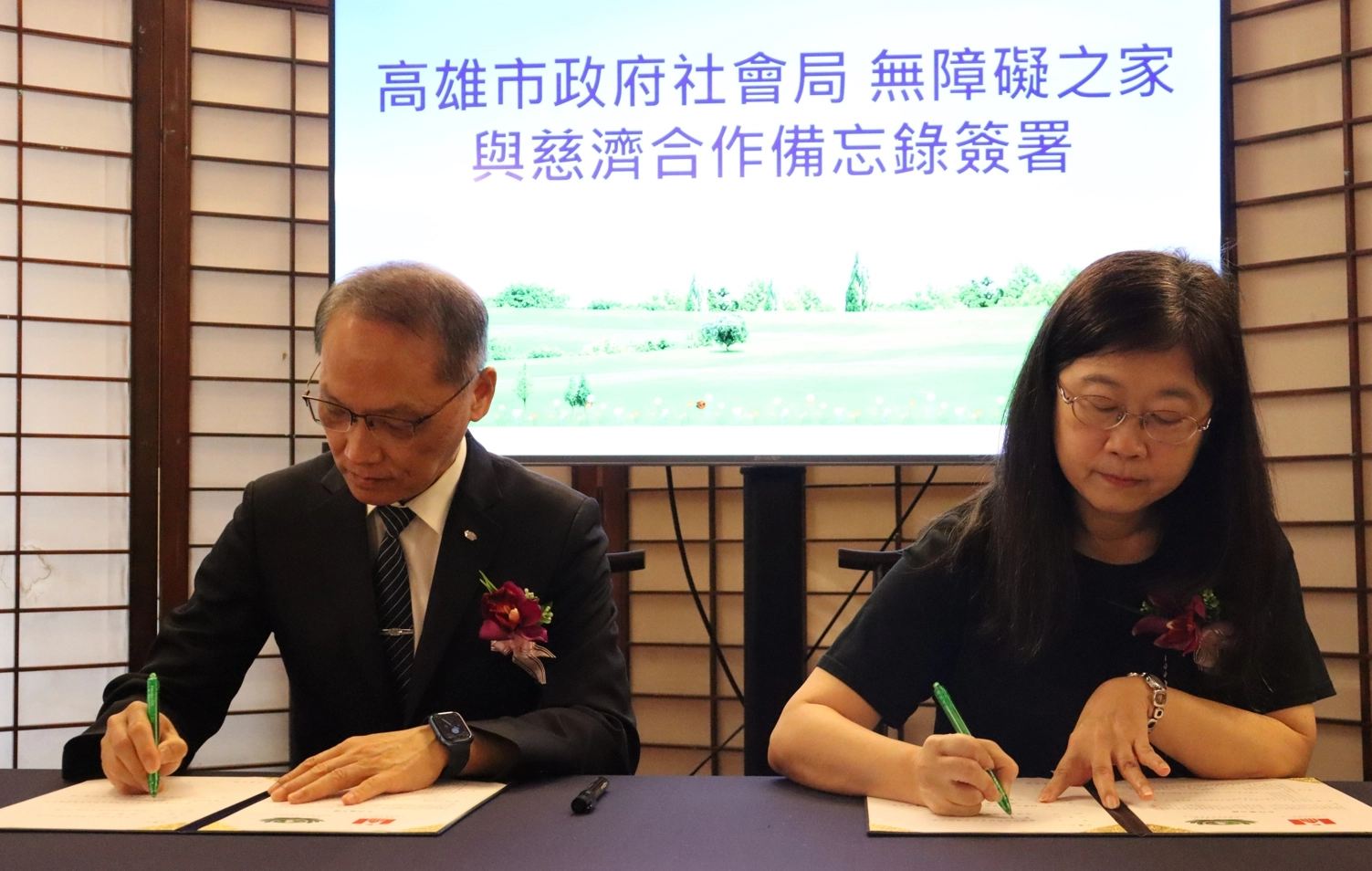 慈濟基金會由顏博文執行長為代表進行簽約儀式,全力支持合作計畫的推動,社會局無障礙之家主任黃慧琦非常感謝慈濟基金會率先響應。