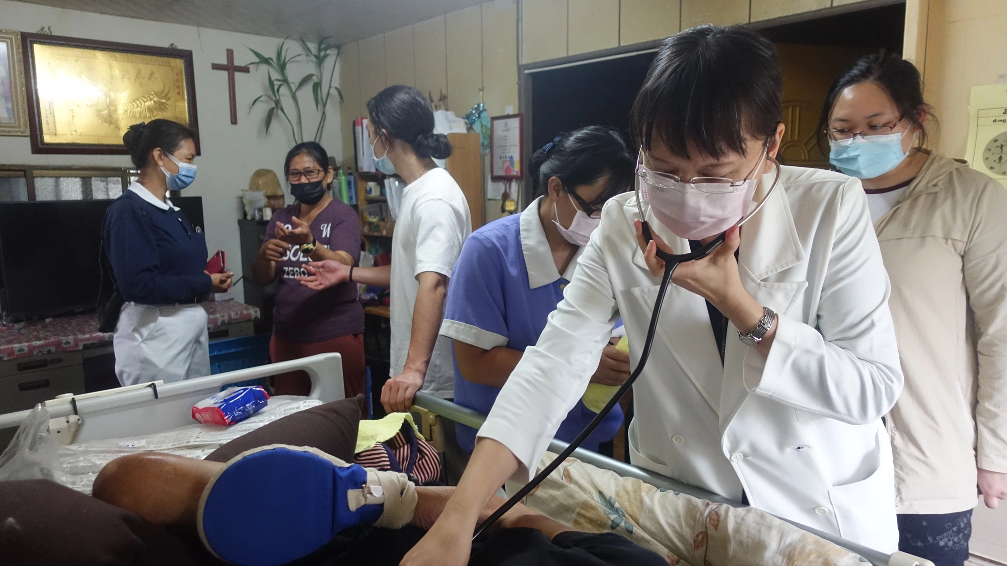花蓮慈院羅文綾醫師(右)帶領醫學系實習生、護理師進入部落往診。